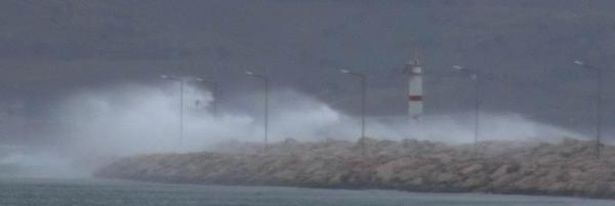 Bandırma\'da Poyraz 90 Kilometre Hızla Esti