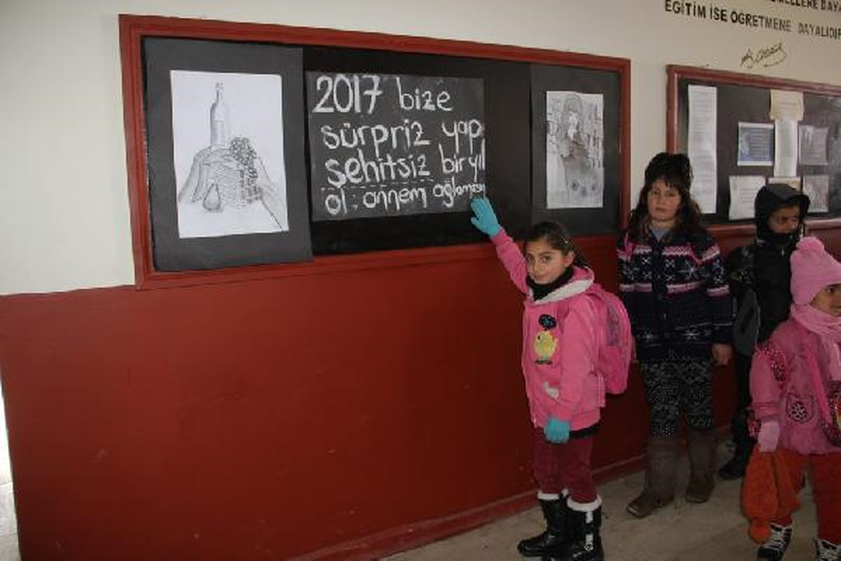 Başkale\'de Öğrencilere Yılbaşı Hediyesi