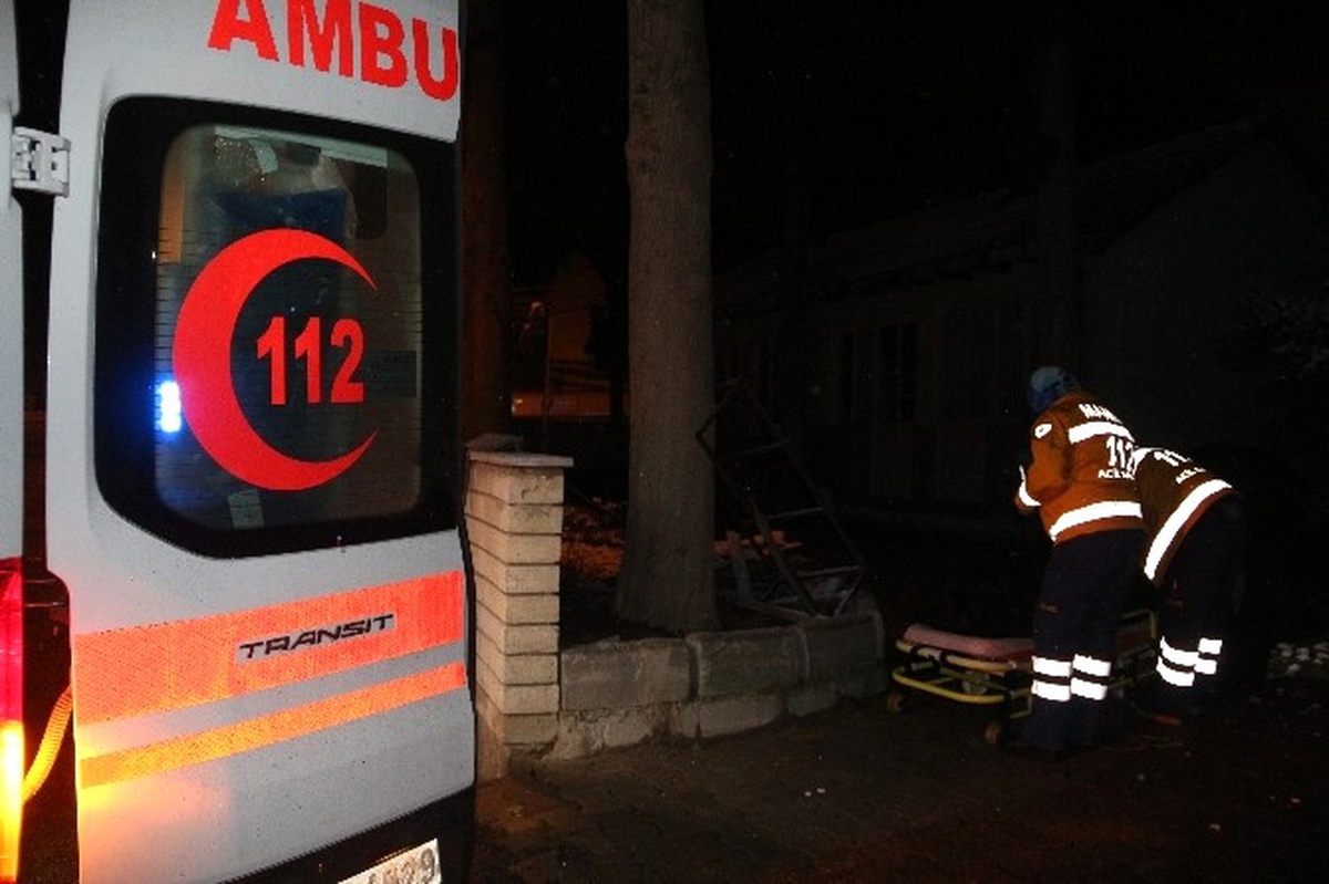 Başkent\'te Fırtınanın Uçurduğu Saç Levha Bir Kişiyi Yaraladı