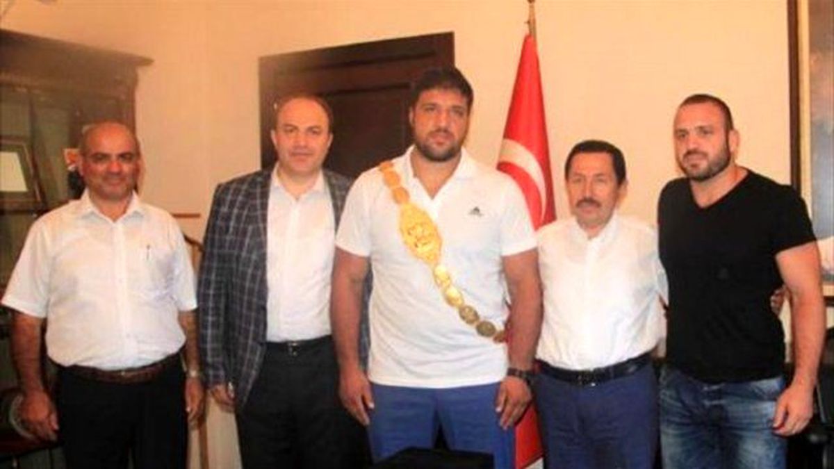 Başpehlivan Kara\'nın Adı Spor Salonuna Verildi