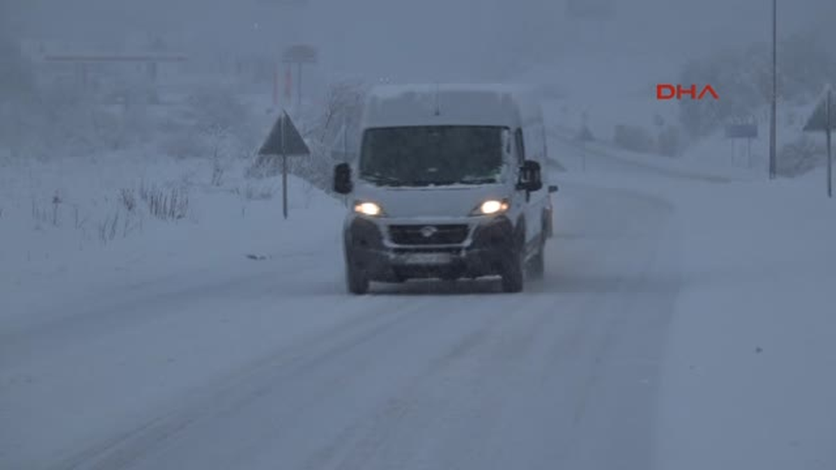 Bolu Dağı\'nda Kar Ulaşımı Aksattı