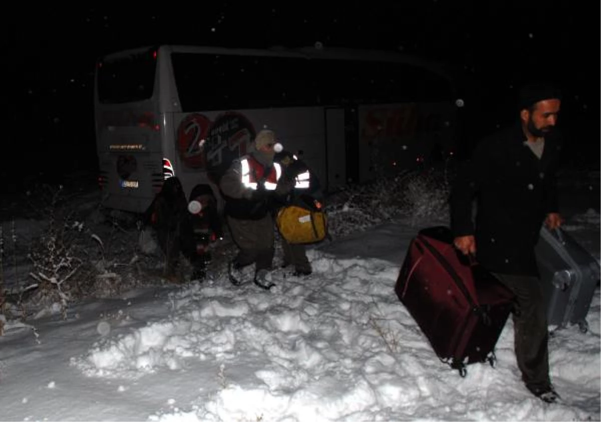 Burdur\'da Otobüs Yoldan Çıktı: 5 Yaralı