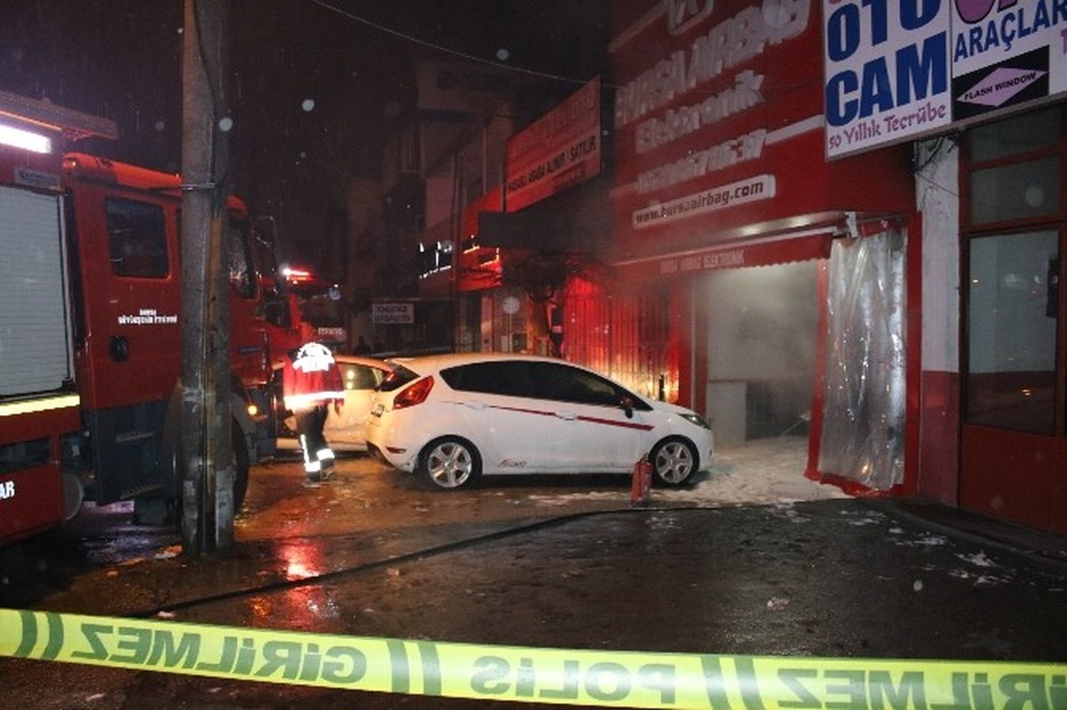Bursa\'da Korkutan Dükkan Yangını; 1 Yaralı