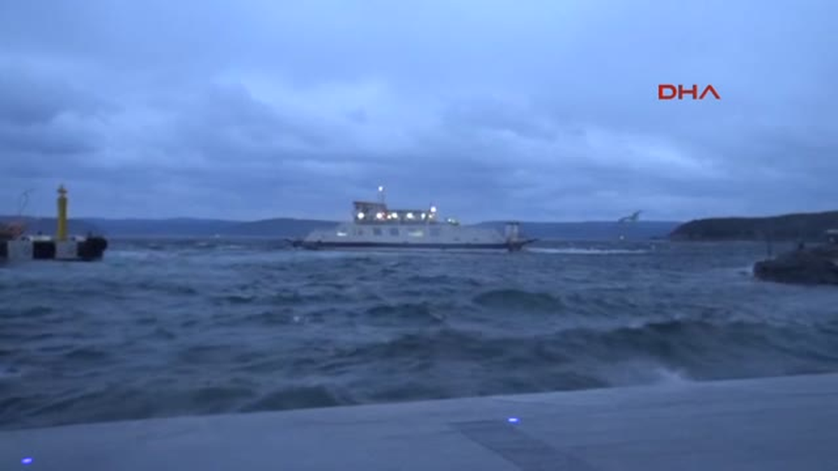 Çanakkale\'de Fırtına Deniz Ulaşımını Vurdu Çanakkale\'deki Bazı Okullara Kar Tatili