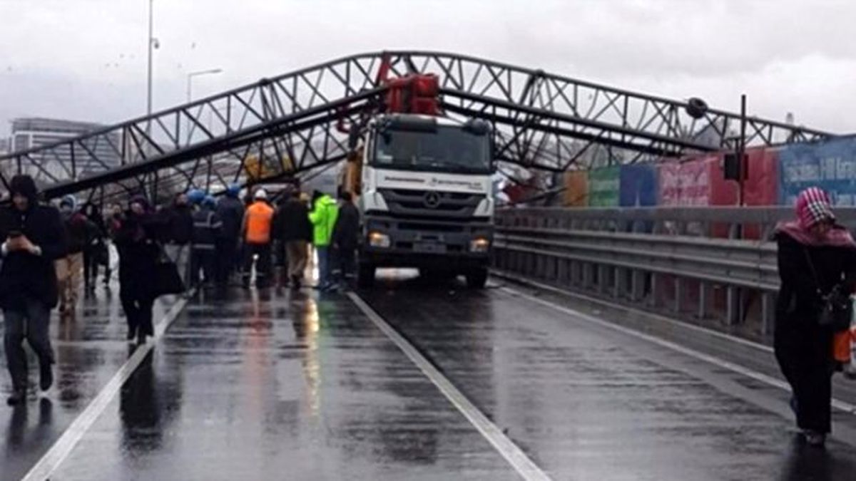D-100\'e Vinç Devrildi; Yol Trafiğe Kapandı (2)