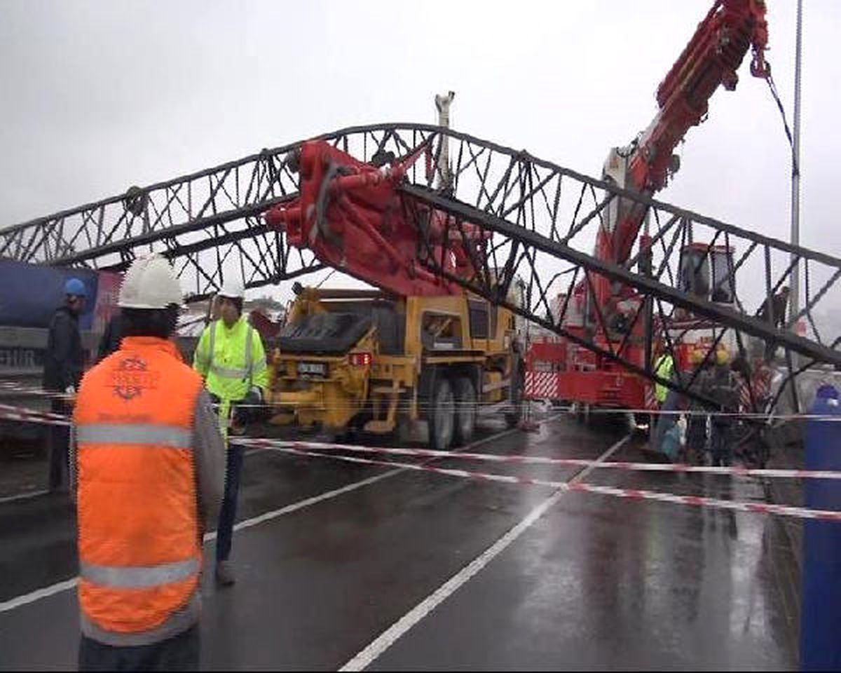 D-100\'e Vinç Devrildi; Yol Trafiğe Kapandı (2)