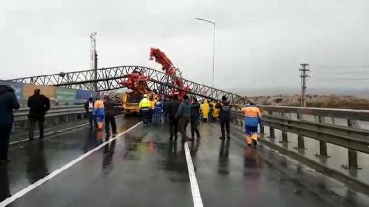 D-100\'e Vinç Devrildi; Yol Trafiğe Kapandı (2)