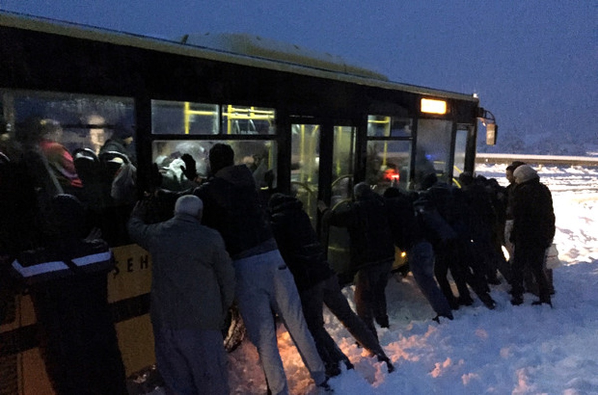 Dağ Yolunda Karda Kayan Otobüsü Yolcular İtti