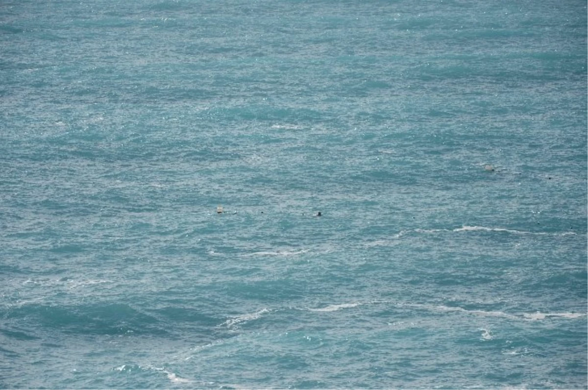 Dalgalı Denizde Boğulma Tehlikesi Geçiren Kişiyi Polis Kurtardı