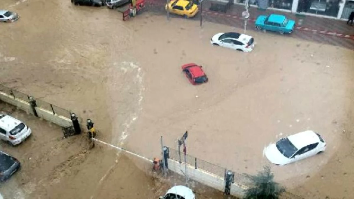 Dha Yurt: Mersin\'de Yağmur Yaşamı Olumsuz Etkiledi, Okullar Tatil Edildi Baba Kızın Sel Sularında...