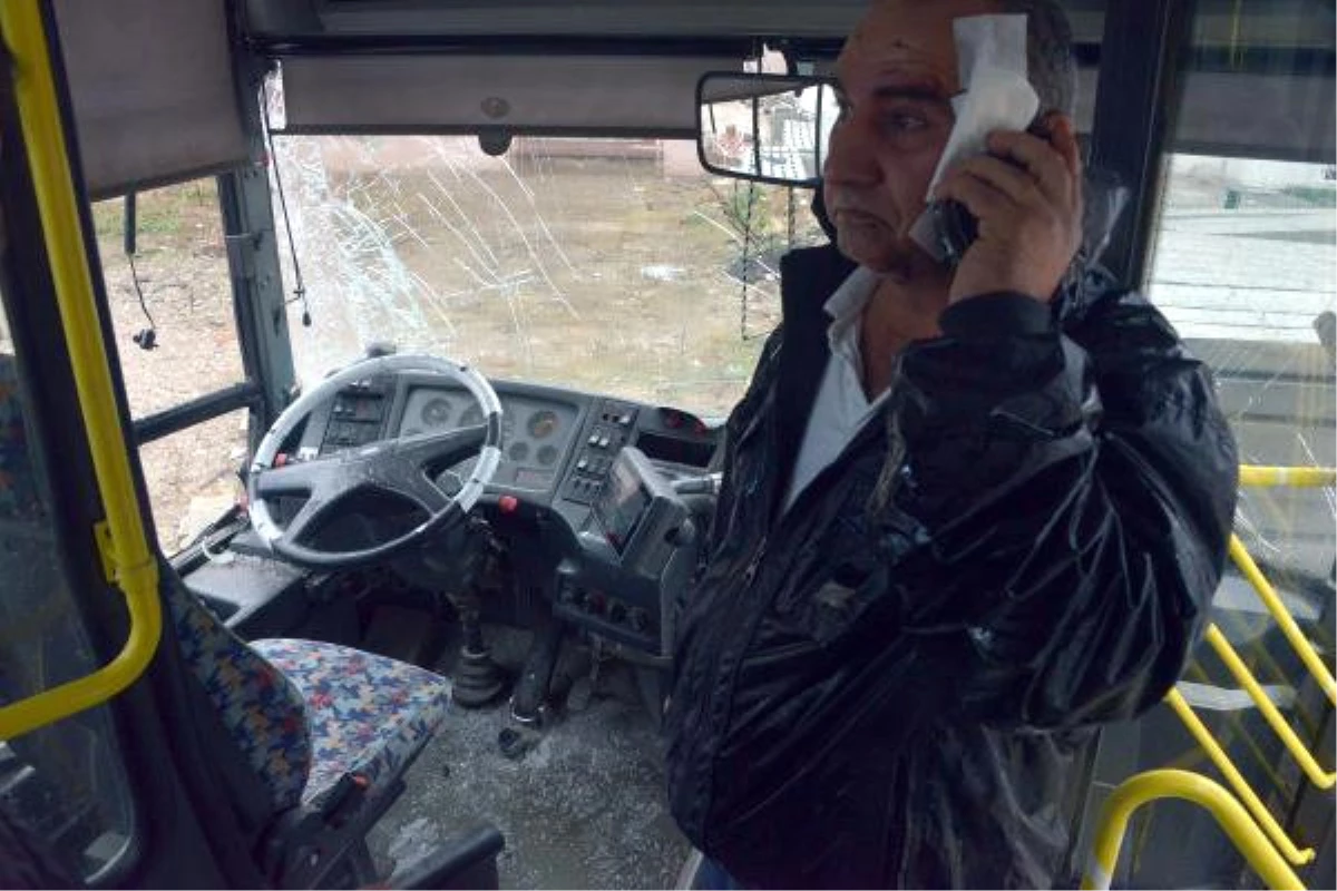 Direksiyonda Bayılan Otobüs Şoförü, Bordürlere Çarparak Durabildi