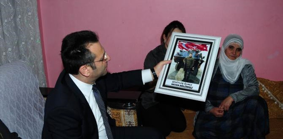 Diyarbakır Valisi Aksoy\'dan Şehit Ailesine Ziyaret