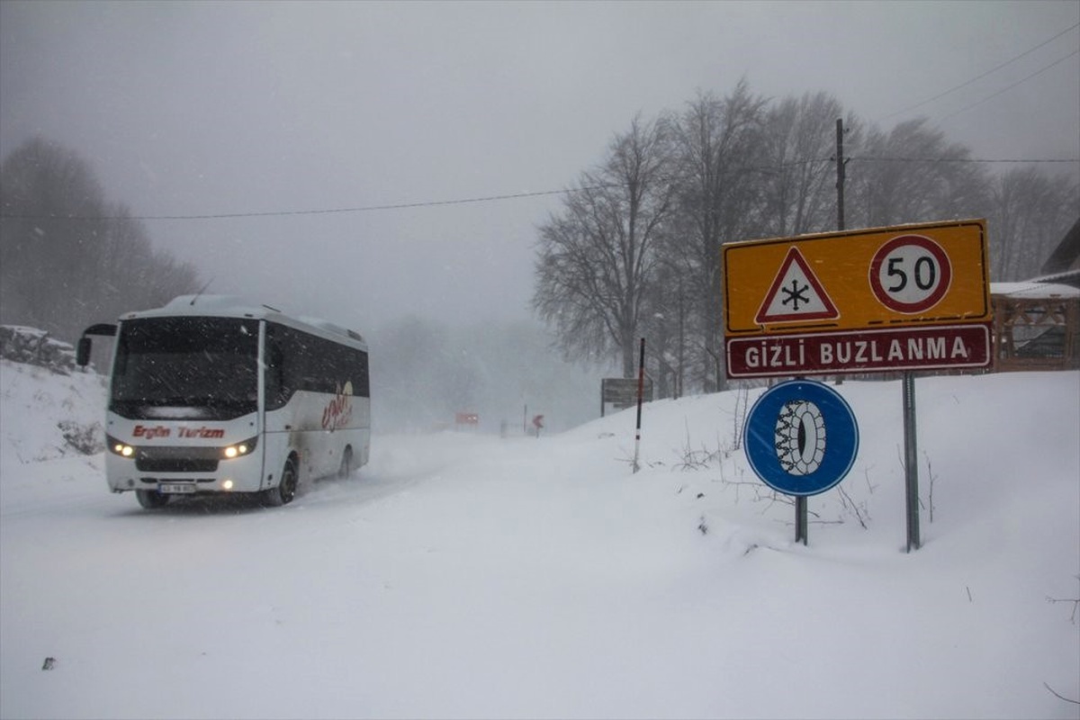 Domaniç\'te Kar Yağışı Ulaşımı Olumsuz Etkiliyor