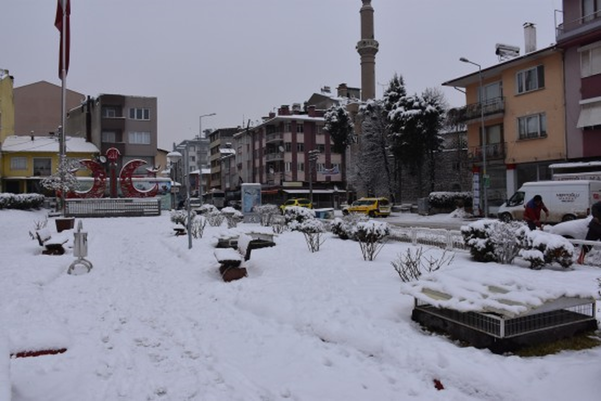 Dursunbey\'de Kar Yağışı Hayatı Olumsuz Etkiledi