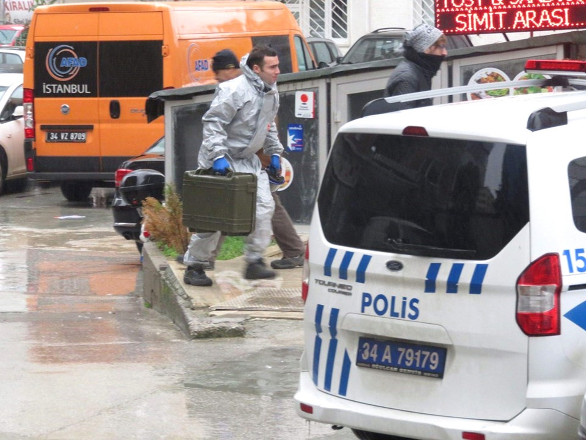 (Ek Bilgi ve Görüntüyle) Kadıköy\'de "Kokulu Zarf" Alarmı