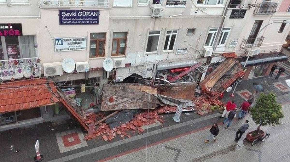 Fethiye\'de Yağışa Dayanamayan Pergole Çöktü