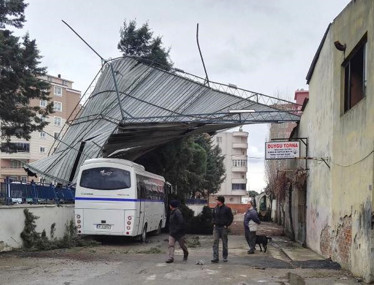 Fırtına 120 Metrekarelik Çatıyı Uçurdu