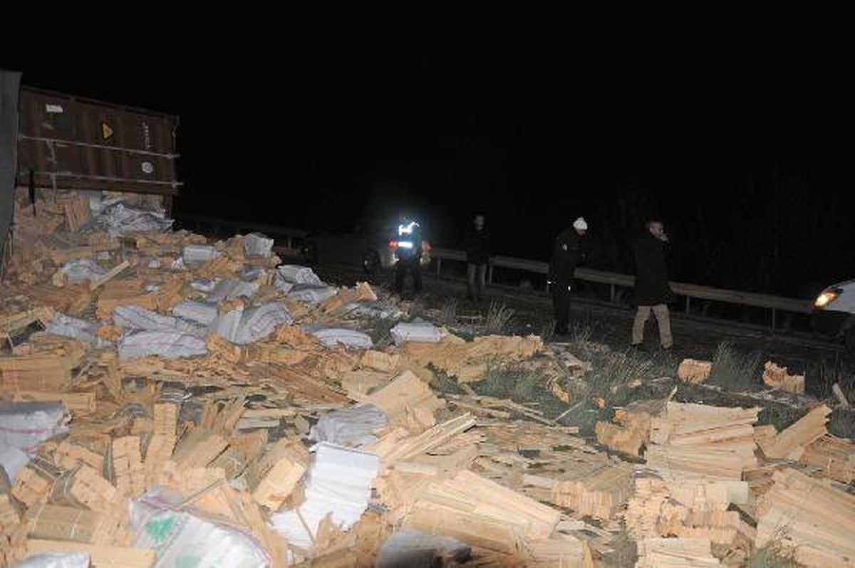 Freni Boşalan Tır Devrildi: 1 Yaralı