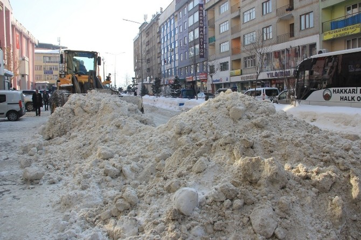 Hakkari\'deki Kar Dağları Şehir Dışına Taşınıyor
