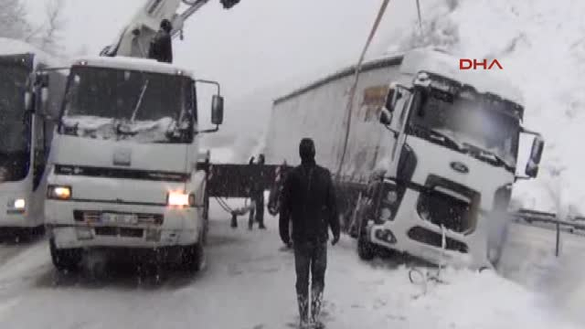 Inegöl\'de Kar Nedeniyle Tır Kaydı, Ankara Yolunu Trafiğe Kapattı