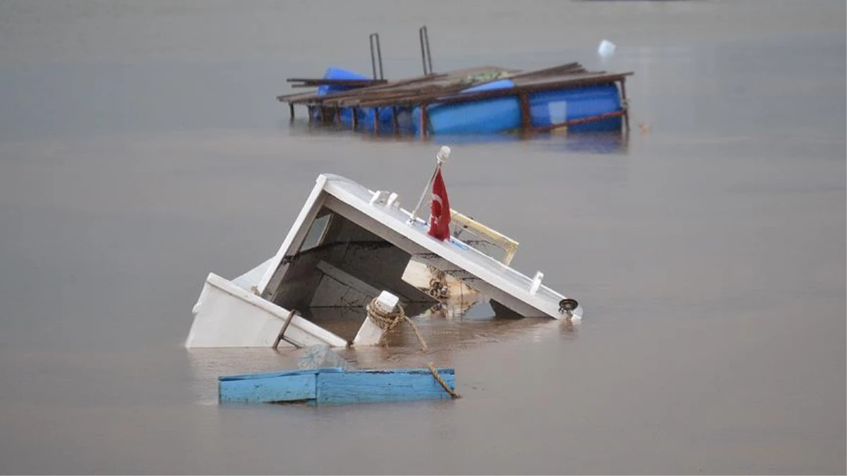 İstanbul\'da Balıkçı Teknesi Battı