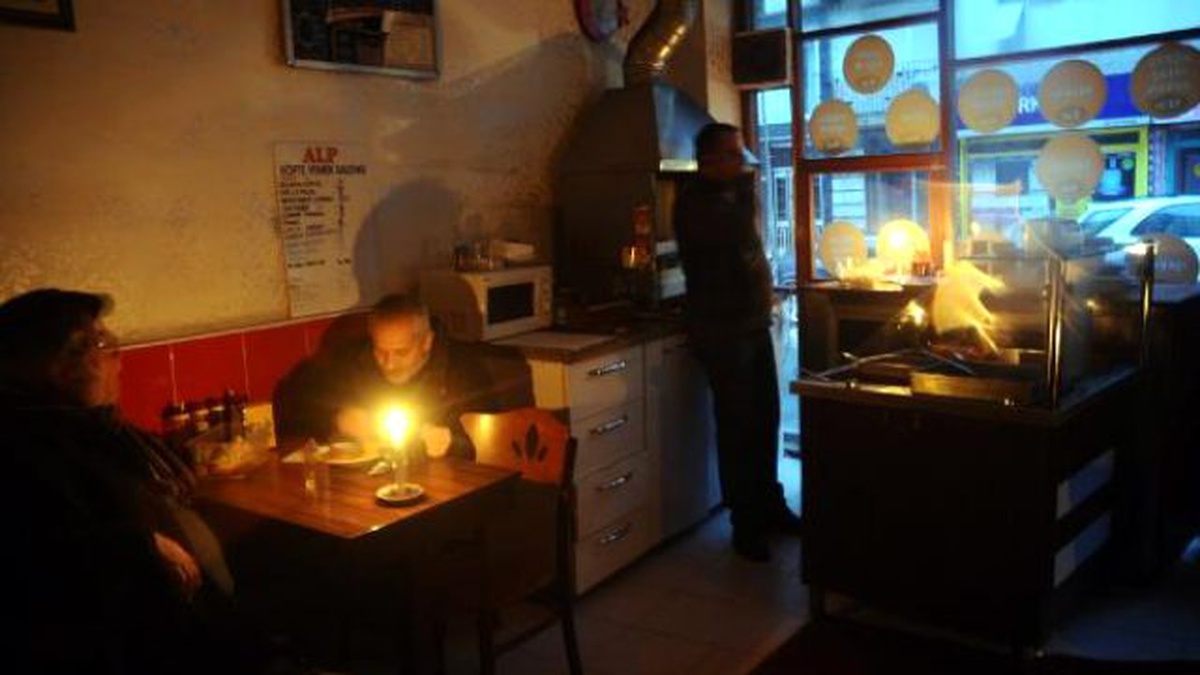 İstanbul\'da Esnafın Elektrik Kesintisi Çilesi
