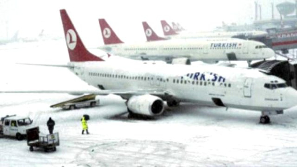 İstanbul\'da Fırtına Hava Ulaşımını Aksatıyor