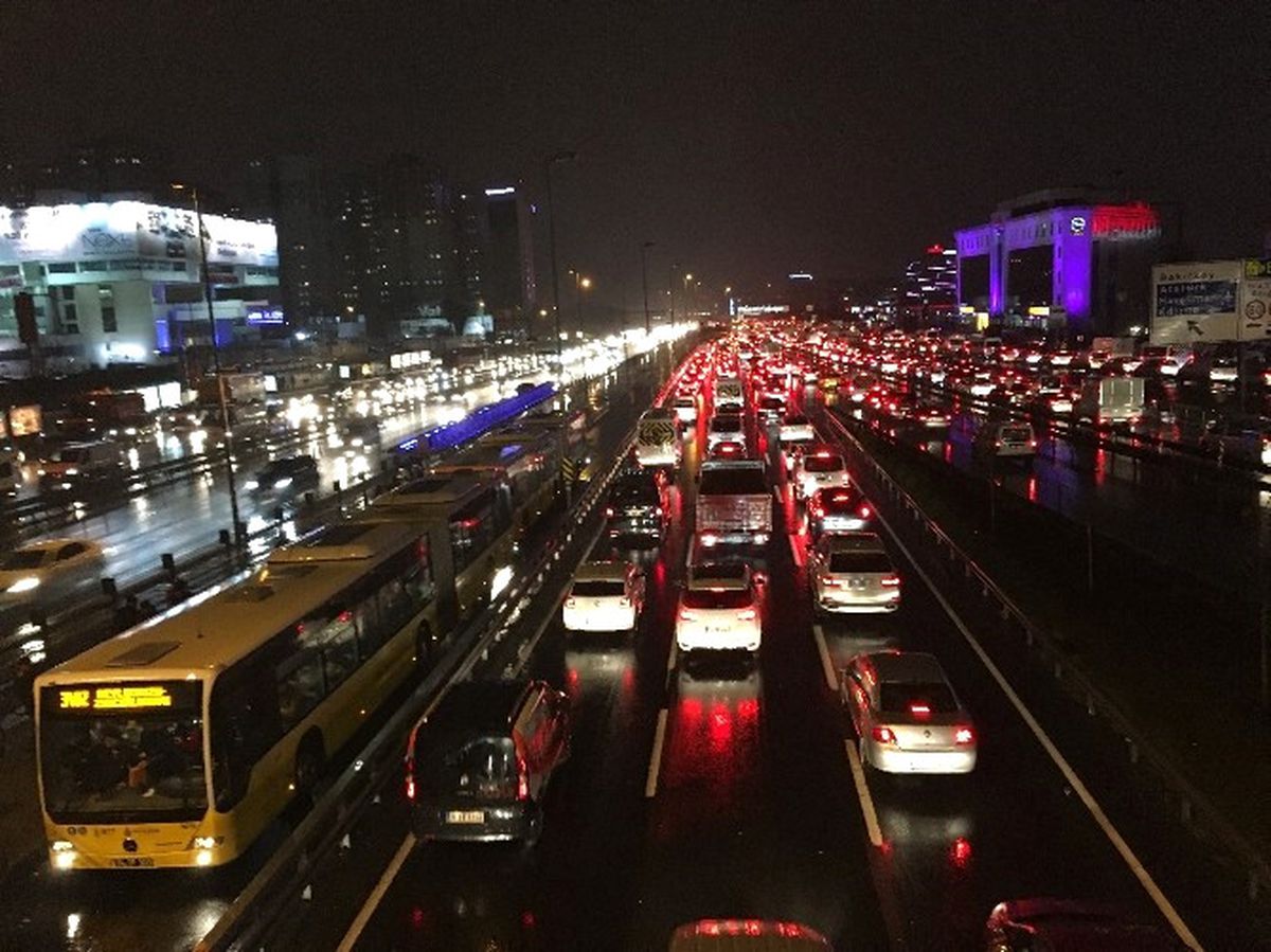 İstanbul\'da Hava Muhalefeti Trafiği Durma Noktasına Getirdi