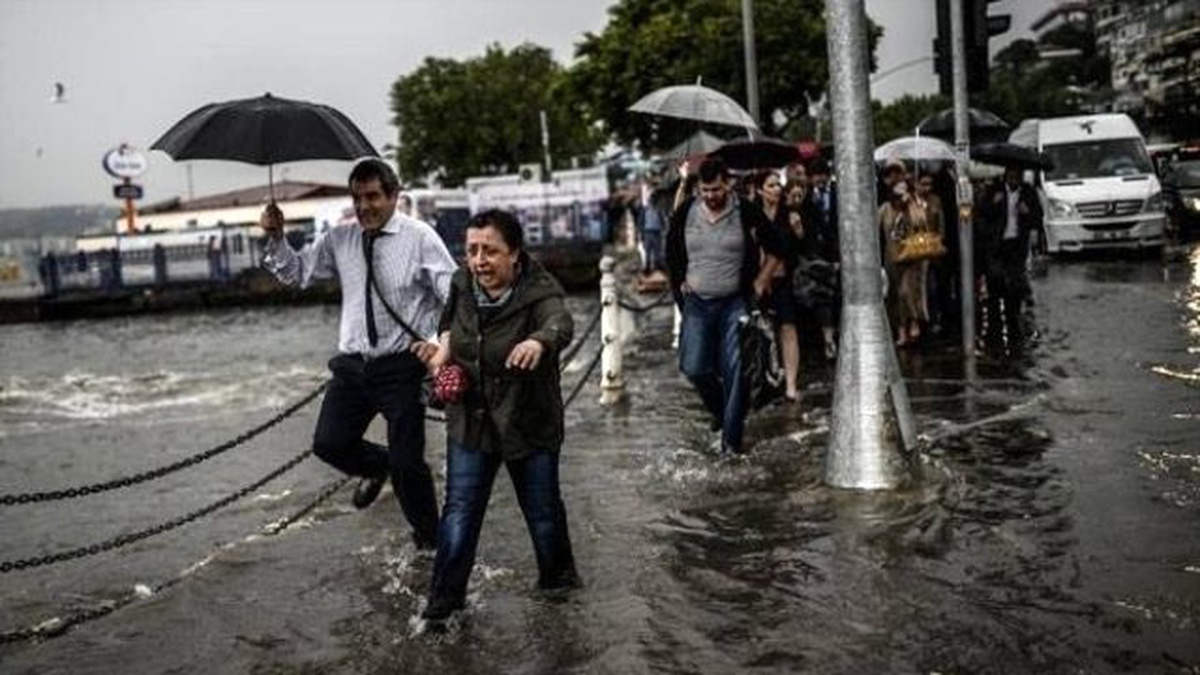 İstanbul\'da Sağanak Yağmur ve Fırtına (2) (Taksim)