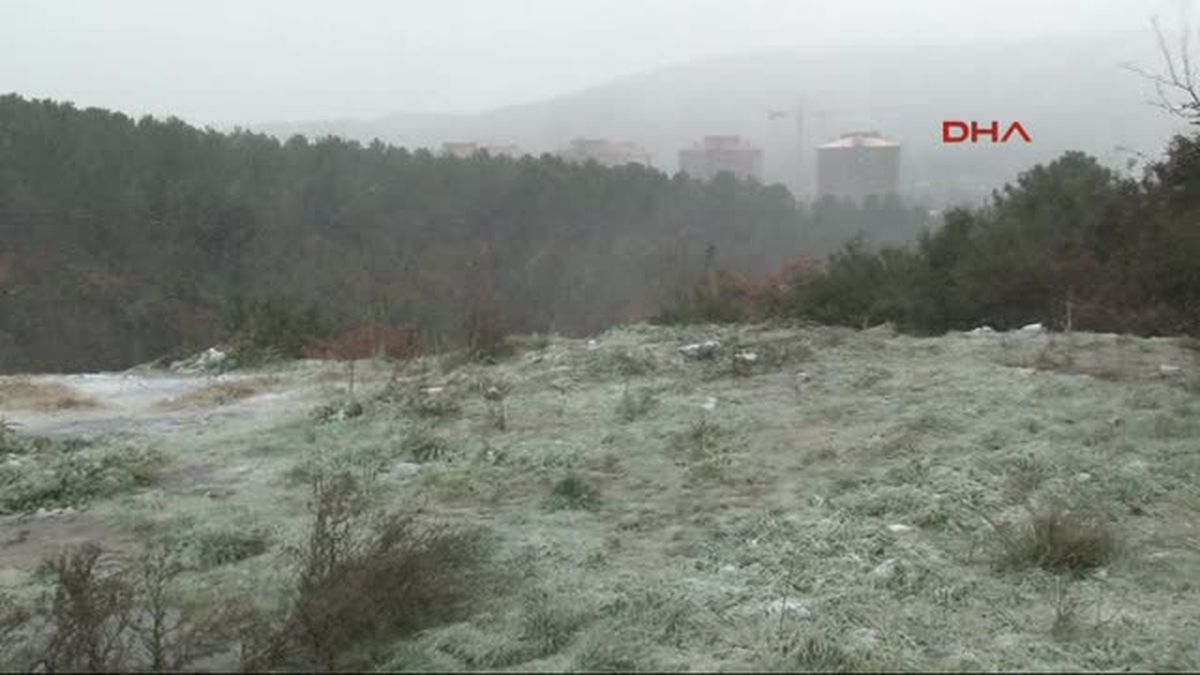 Istanbul\'un Yüksek Kesimlerinde Kar Yağışı Başladı