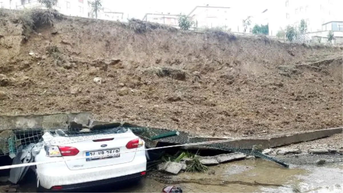 İstinat Duvarı Araçların Üzerine Devrildi
