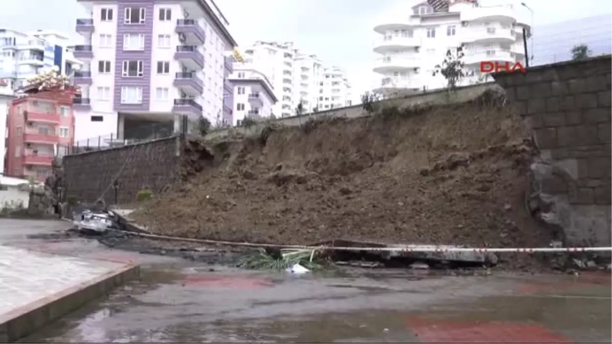 Istinat Duvarı Araçların Üzerine Devrildi