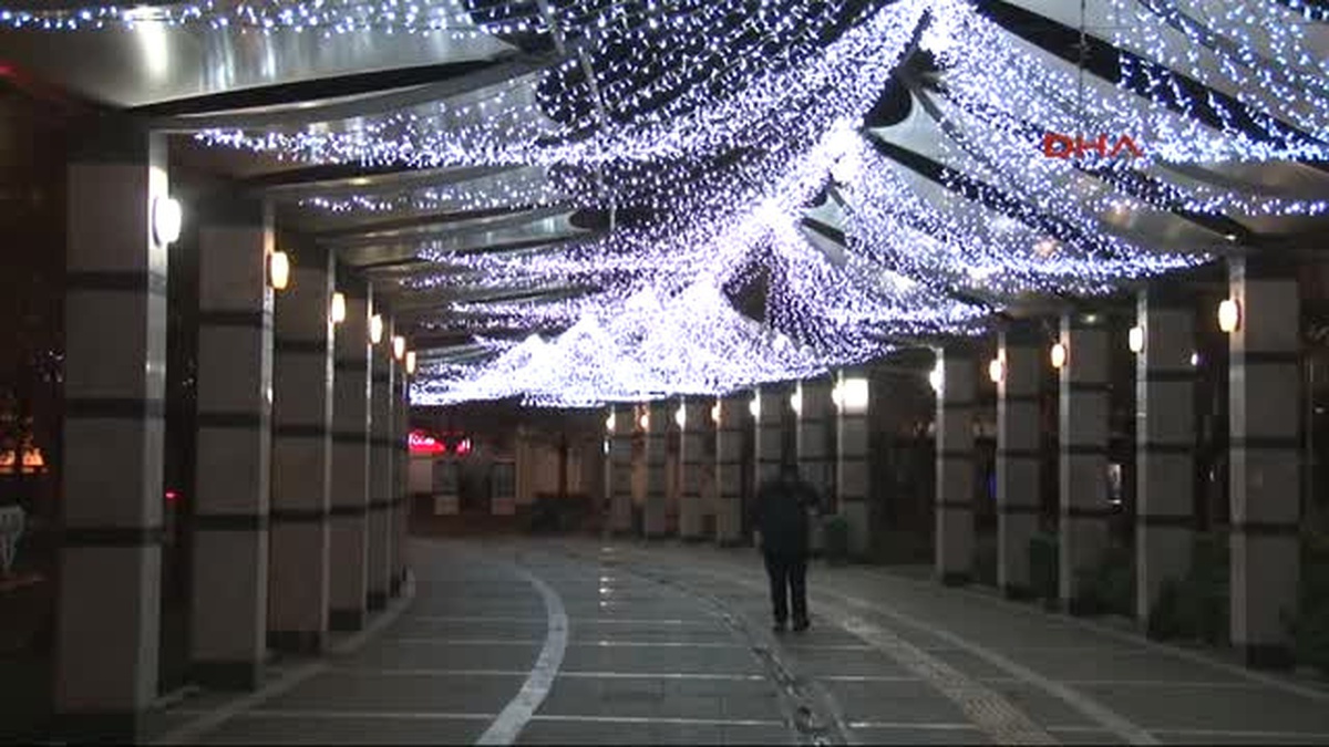 Izmir\'in Dört Bir Yanı Yeni Yıla Hazır
