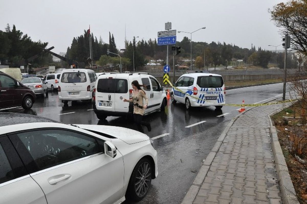 İzmir-Manisa Yolu Kar Nedeniyle Trafiğe Kapatıldı