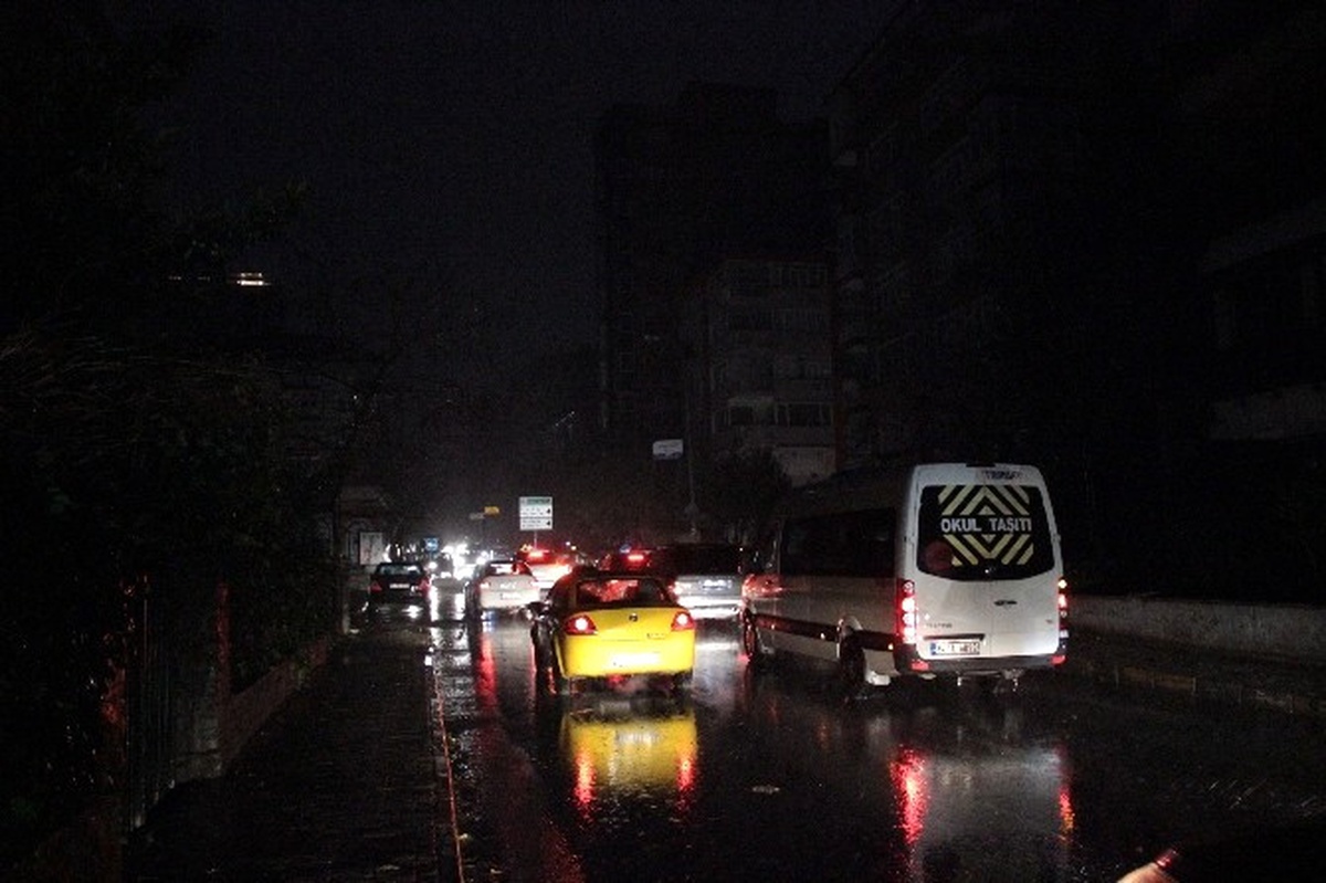 Kadıköy\'de Elektrik Kesintisine Tepki