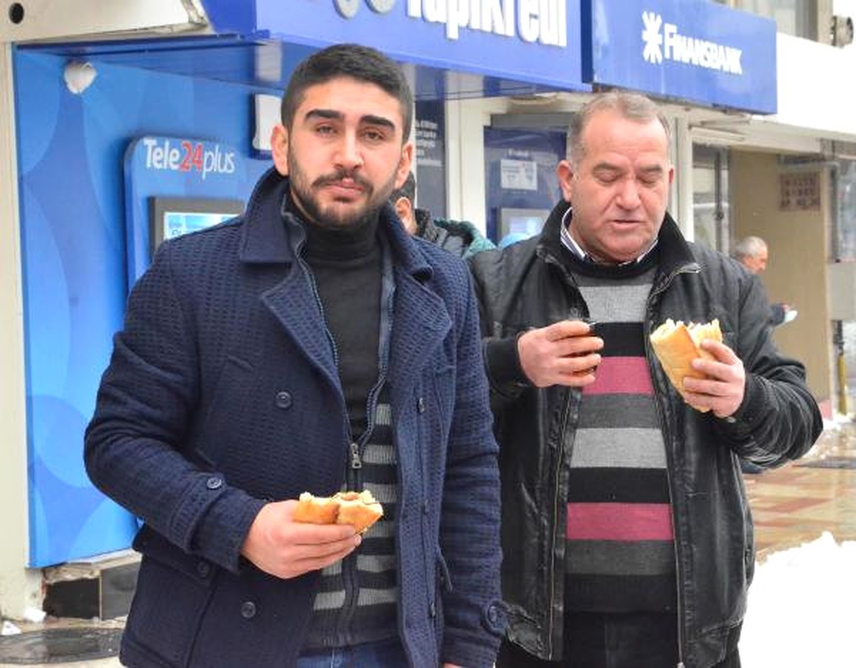 Kar Yağışını Fırsat Bilip, Kaldırımda Sucuk Keyfi Yaptı