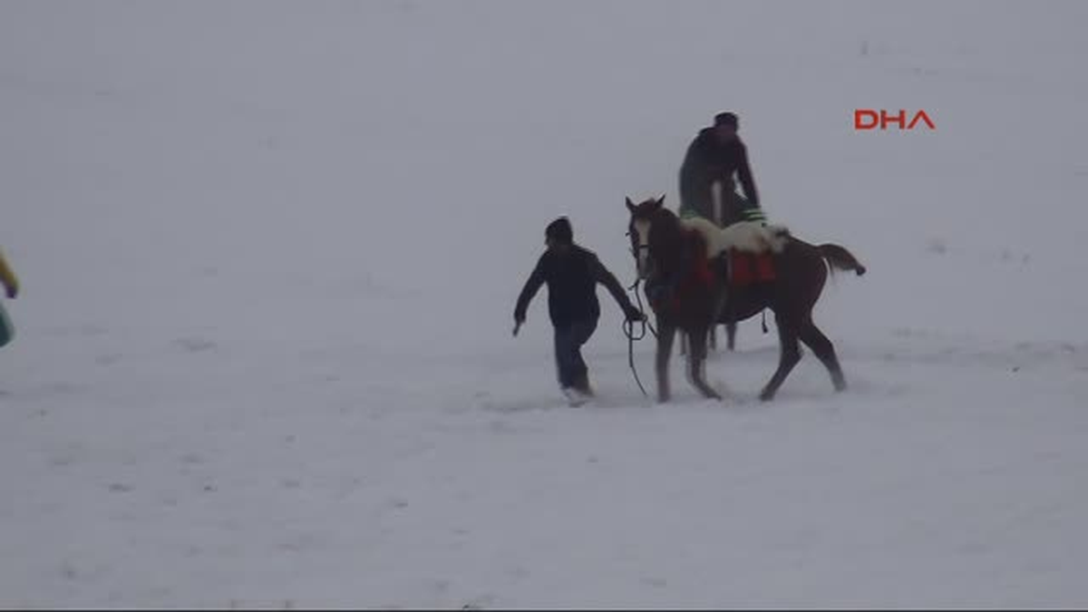 Karda Nefes Kesen Cirit Gösterisi