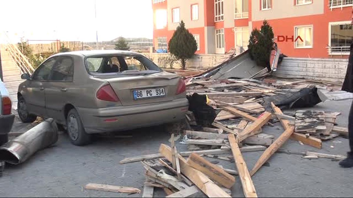 Kayseri\'de Rüzgar, Çatıları Uçurdu
