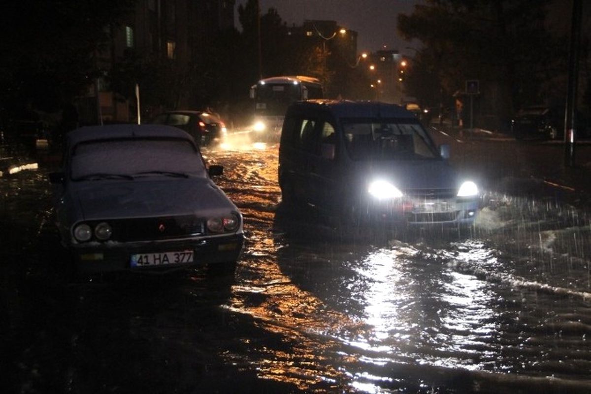 Kocaeli\'de Kar ve Yağmur Su Baskınlarına Neden Oldu