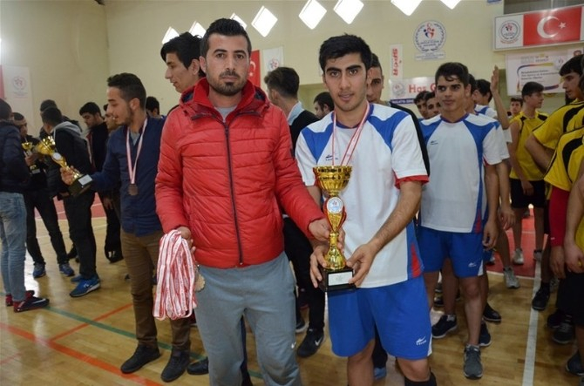 Liseler Arası Hentbolda Dereceye Giren Okullara Kupaları Verildi