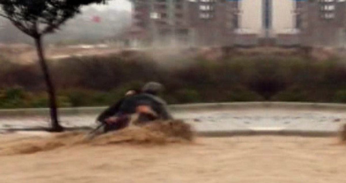 Mersin\'de Sel Faciası! Baba Kızın Sel Sularında Sürüklendiği Anlar Kamerada