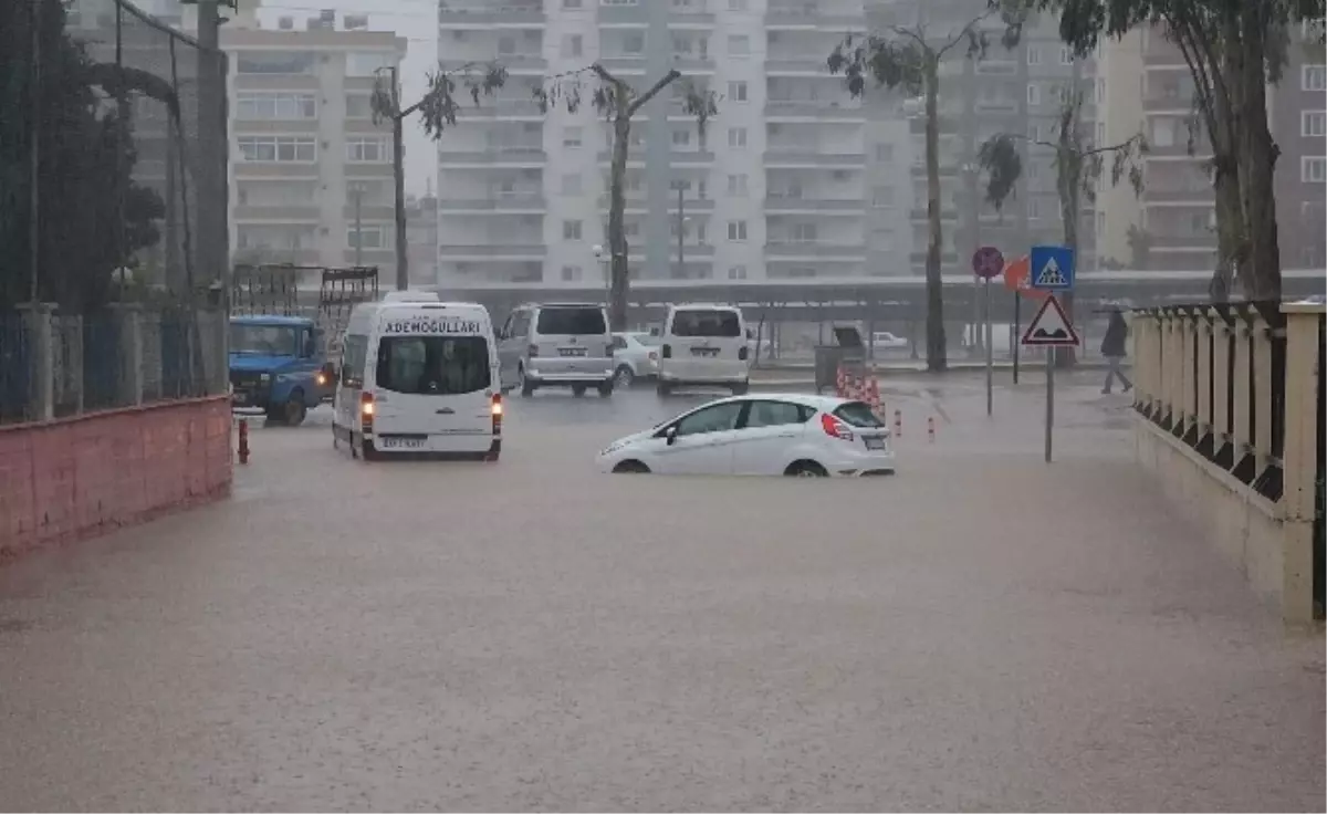 Mersin\'de Şiddetli Yağmur Hayatı Felç Etti