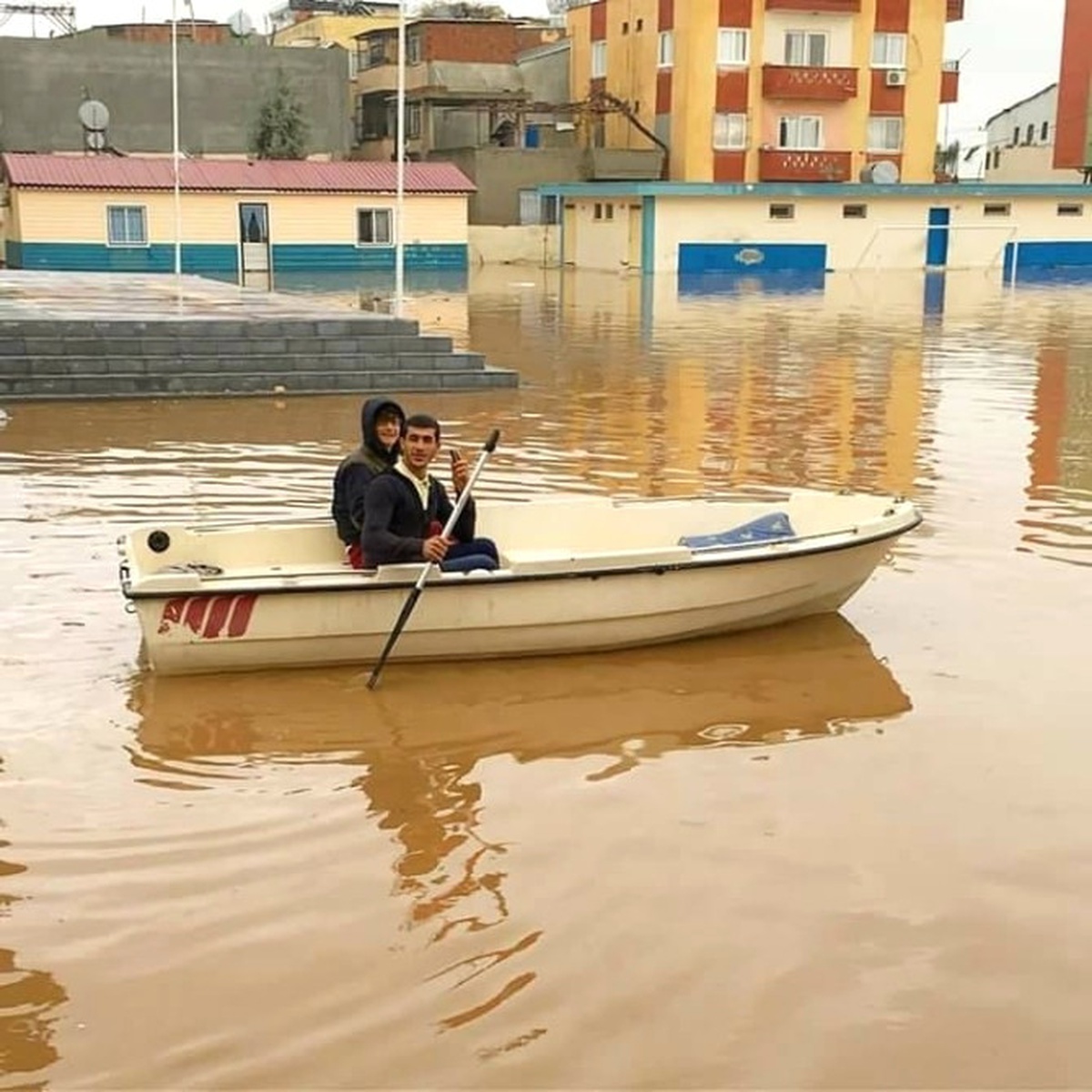 Mersin\'de Yollar Göle Döndü, Vatandaşlar Kayıklarla Tur Attı