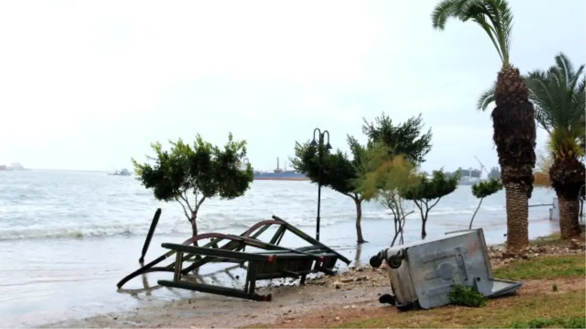 Mersin\'i Şiddetli Yağmur ve Fırtına Vurdu