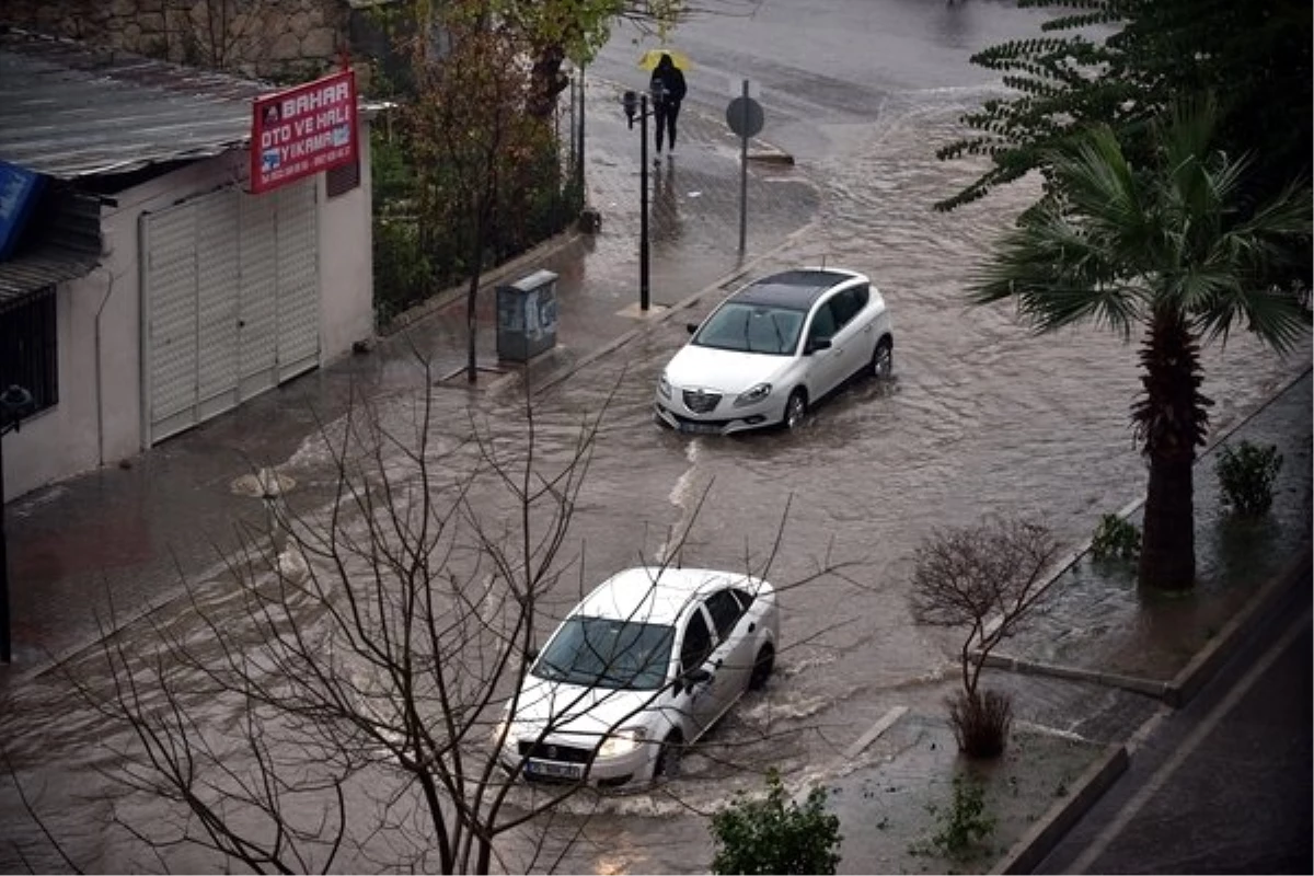 Mersin Sel Altında, Okullar Tatil Edildi (4)