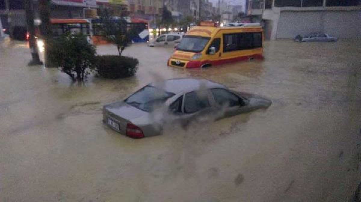 Mersin Sel Altkında, Okullar Tatil Edildi