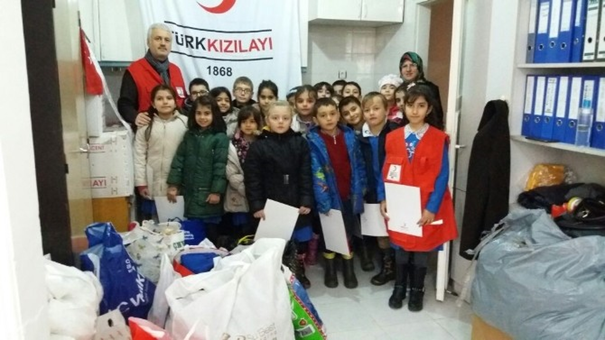 Miniklerden Alaçam Kızılay\'a Giyecek Yardımı