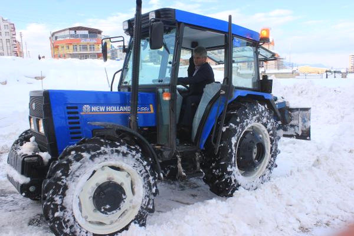Muhtar, Traktörüyle Mahallede Kar Temizliği Yapıyor