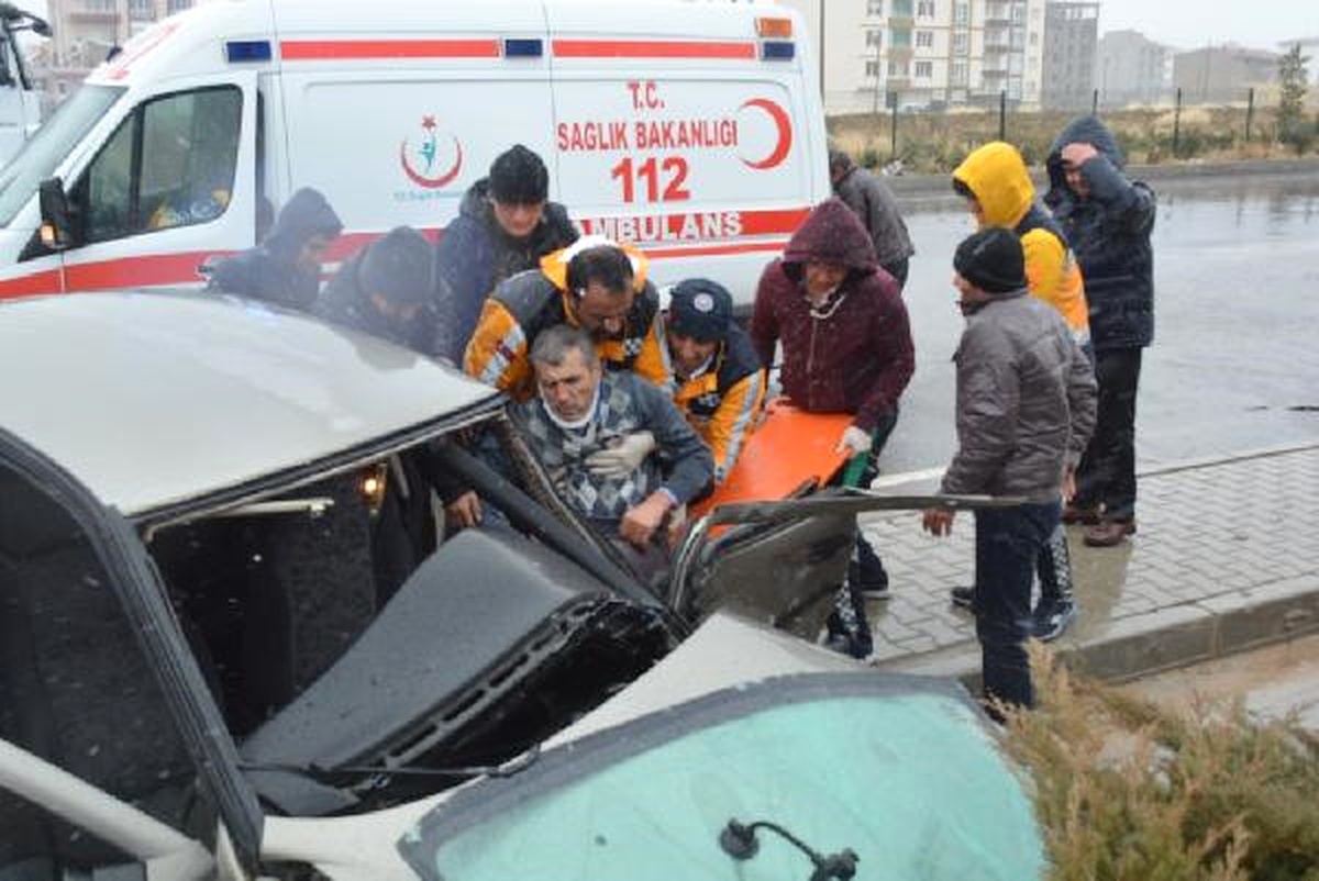 Niğde\'de Fırtına Çatılarını Uçurdu, Kazalara Neden Oldu