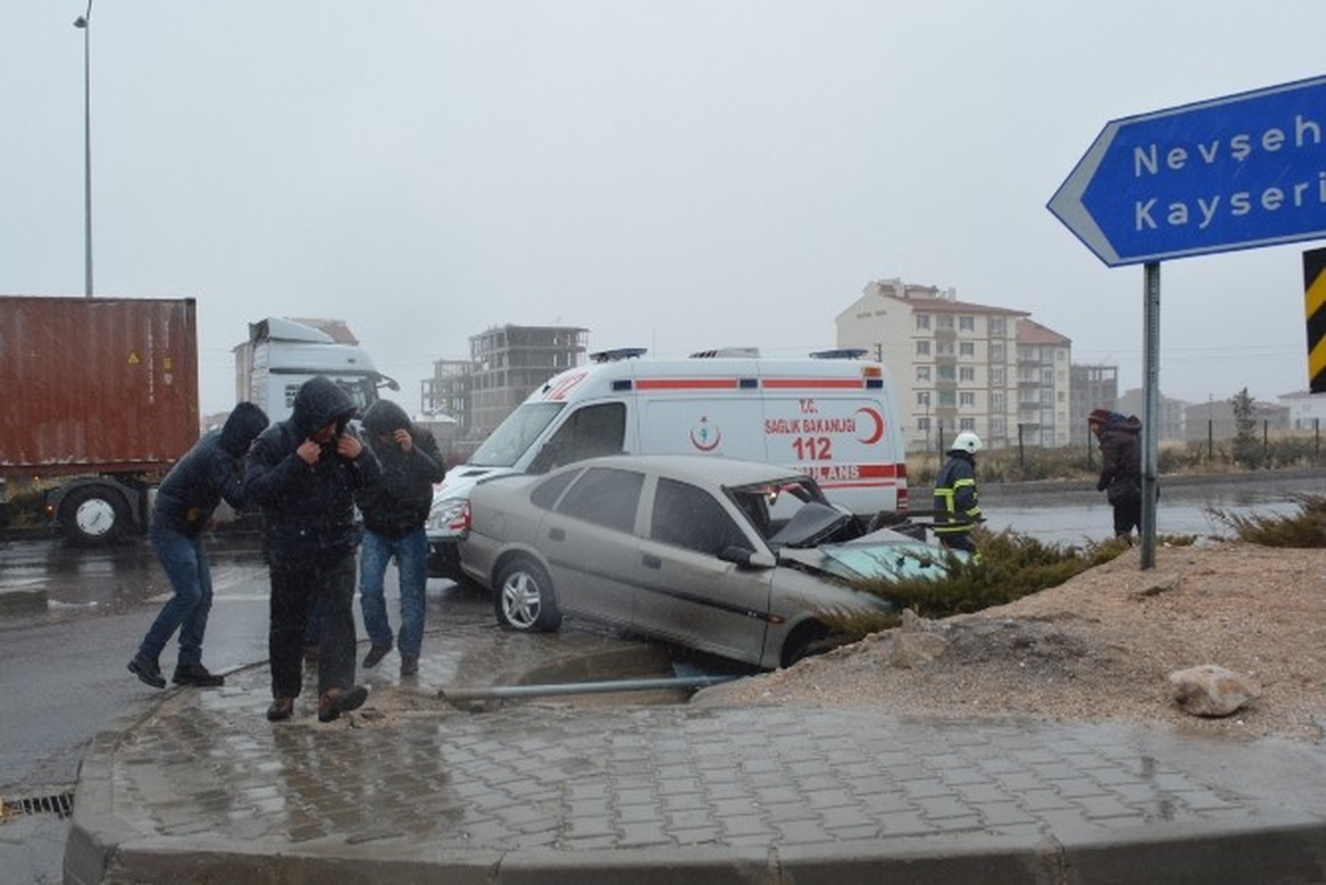 Niğde\'de Fırtına Kazaya Neden Oldu